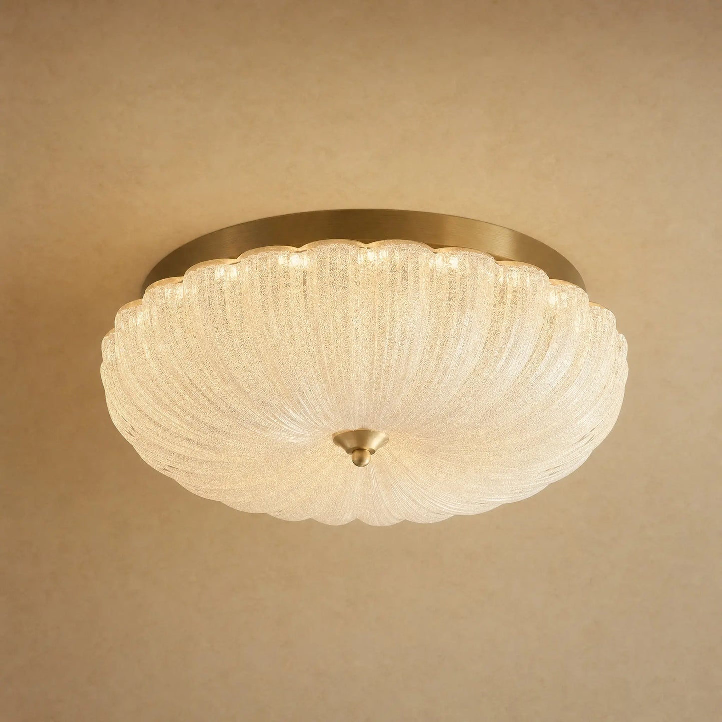 Plafonnier salon Kryséa en verre effet cristal sablé crème, dôme Bauhaus semi-encastré finition laiton | Delvanie