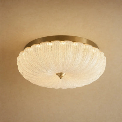 Plafonnier salon Kryséa en verre effet cristal sablé crème, dôme Bauhaus semi-encastré finition laiton | Delvanie