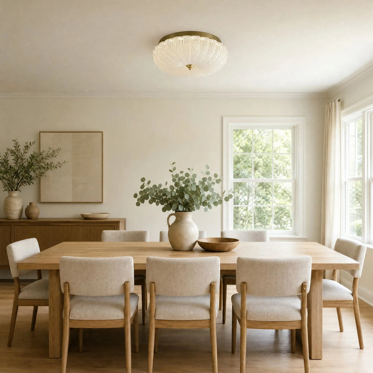 Plafonnier Kryséa au plafond d’une salle à manger claire en journée | Delvanie