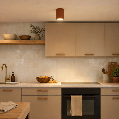 Plafonnier spot Terracotta allumé au-dessus d'un plan de travail de cuisine
