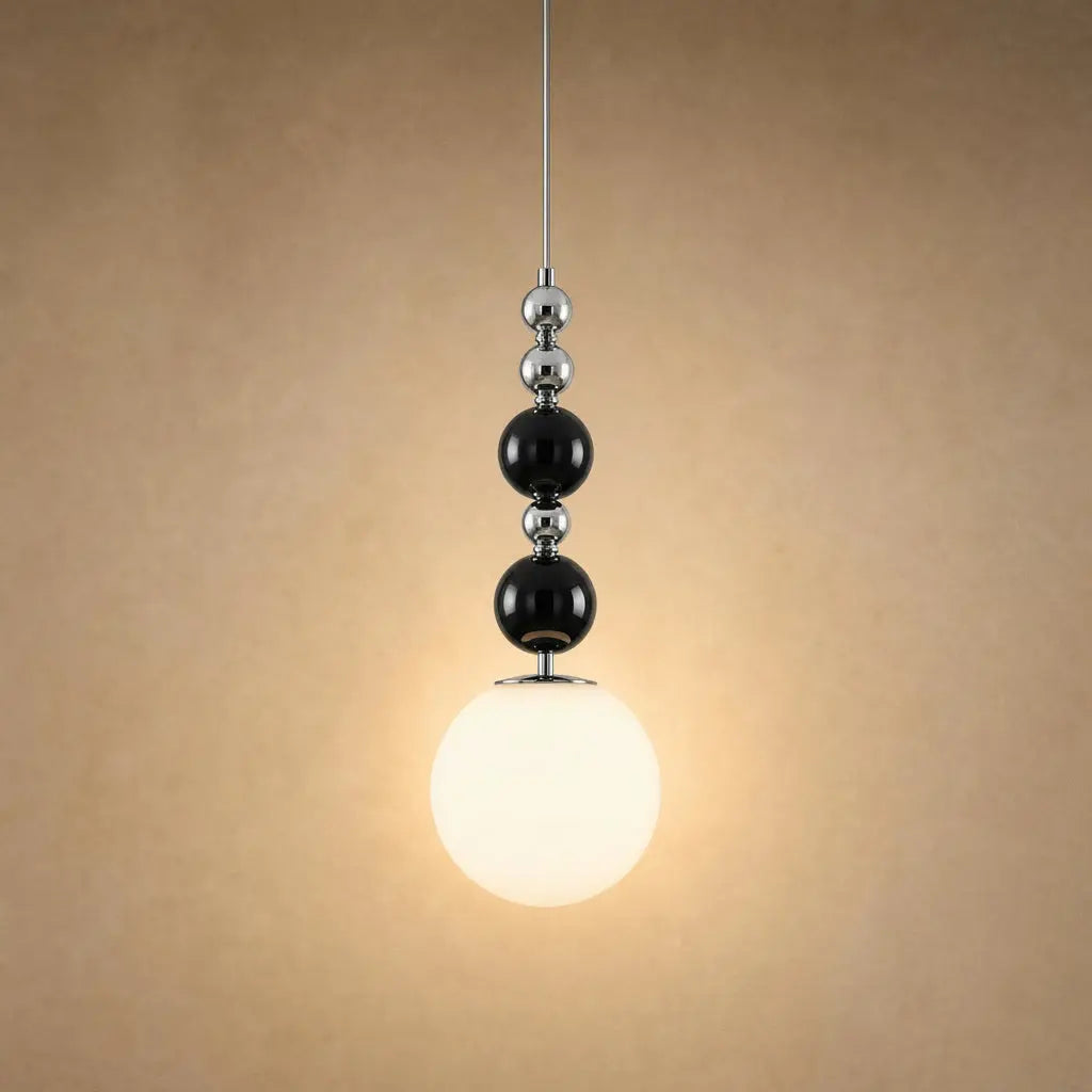 Suspension art déco à perles noires et globe opale blanc de 15 cm | Delvanie