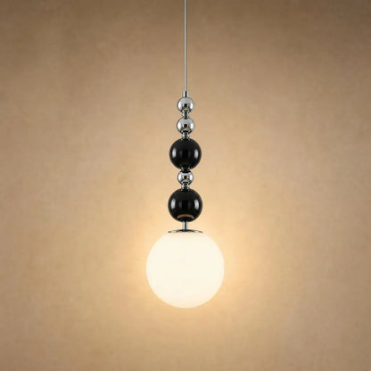 Suspension art déco à perles noires et globe opale blanc de 15 cm | Delvanie