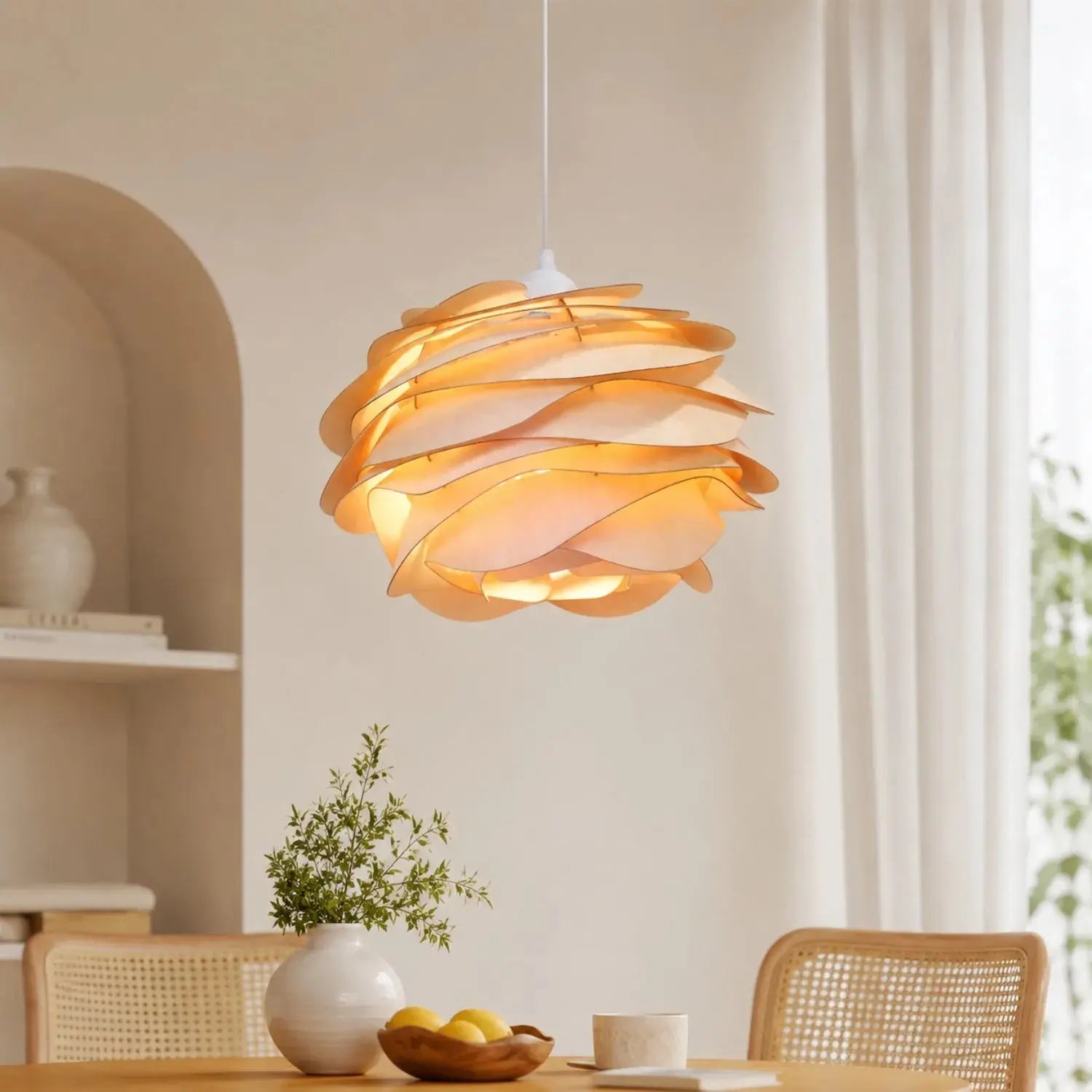 Photo réelle de la suspension bois sculptée forme rose Rozenya au-dessus d'une table