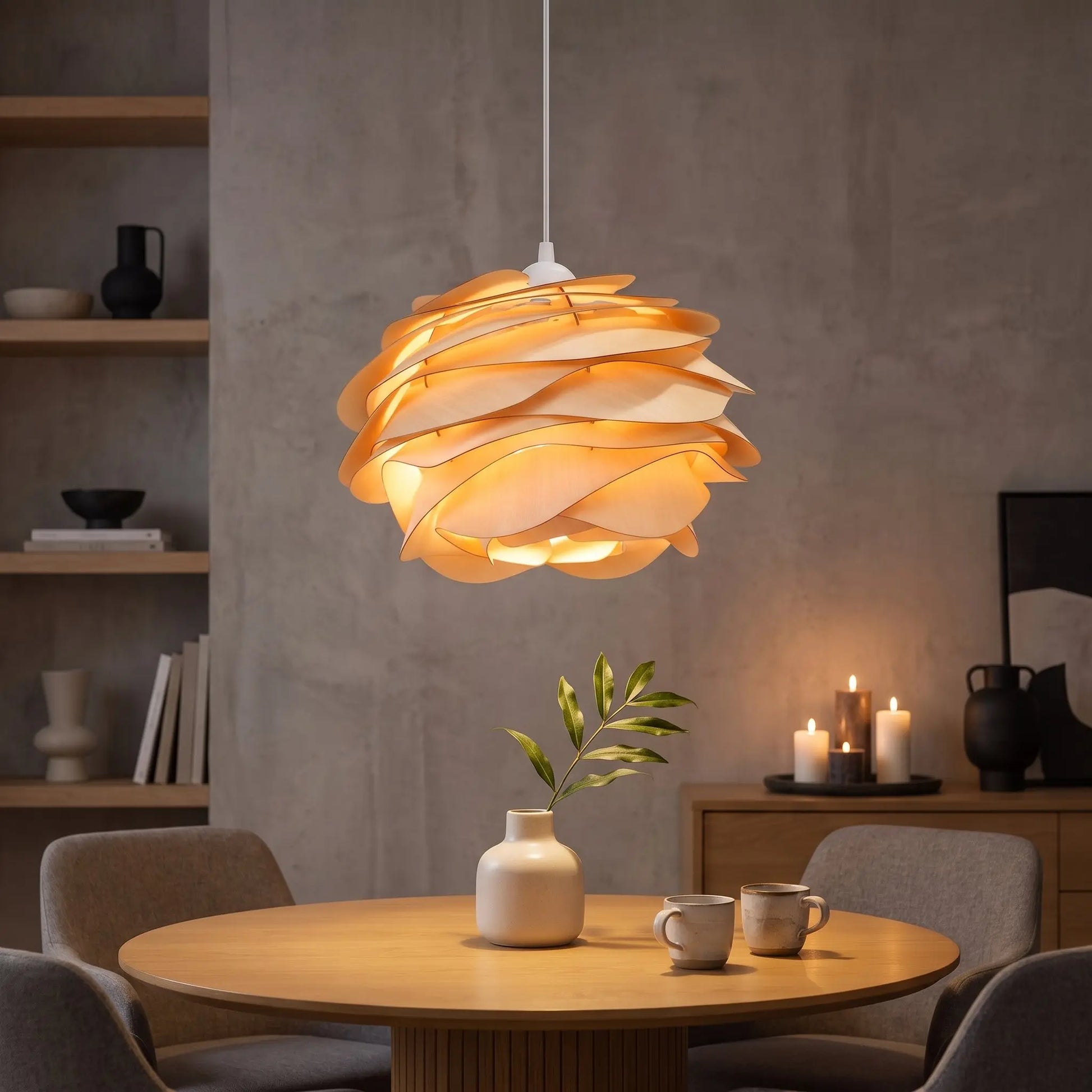 Suspension bois sculptée Rozenya allumée au-dessus d'une table de salle à manger japandi