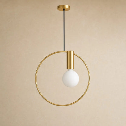 Suspension chevet anneau doré et globe opalin Miralto, packshot | Delvanie