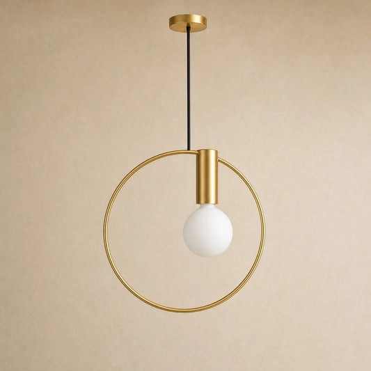 Suspension chevet anneau doré et globe opalin Miralto, packshot | Delvanie