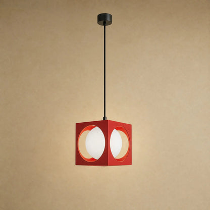 Suspension colorée Asobya, cube rouge en fer forgé et globe en verre opale | Delvanie