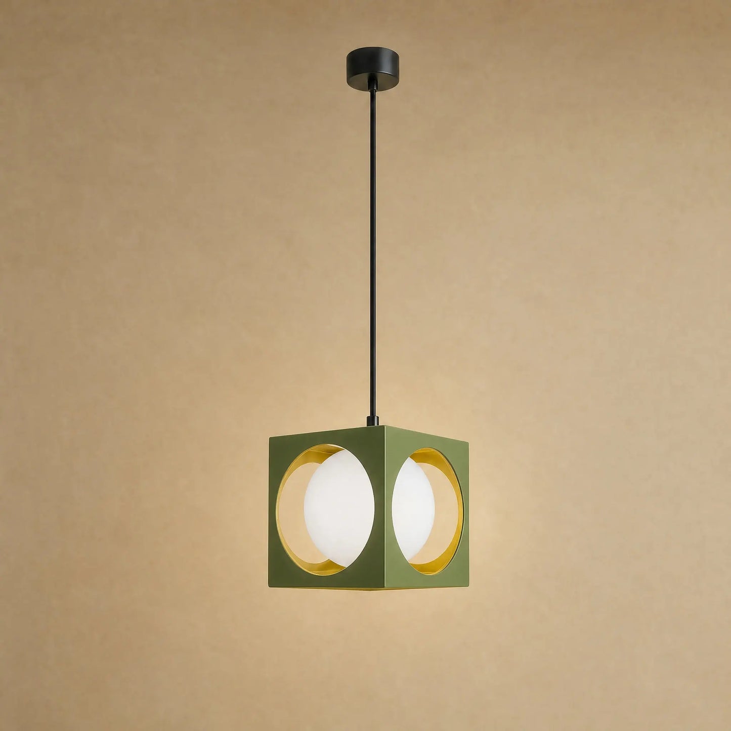 Suspension colorée Asobya, cube vert olive en fer forgé et globe en verre opale | Delvanie