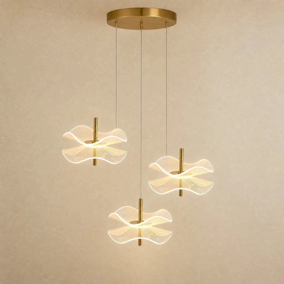 Suspension fleur Ninfélis en configuration trois têtes suspendues à hauteurs décalées