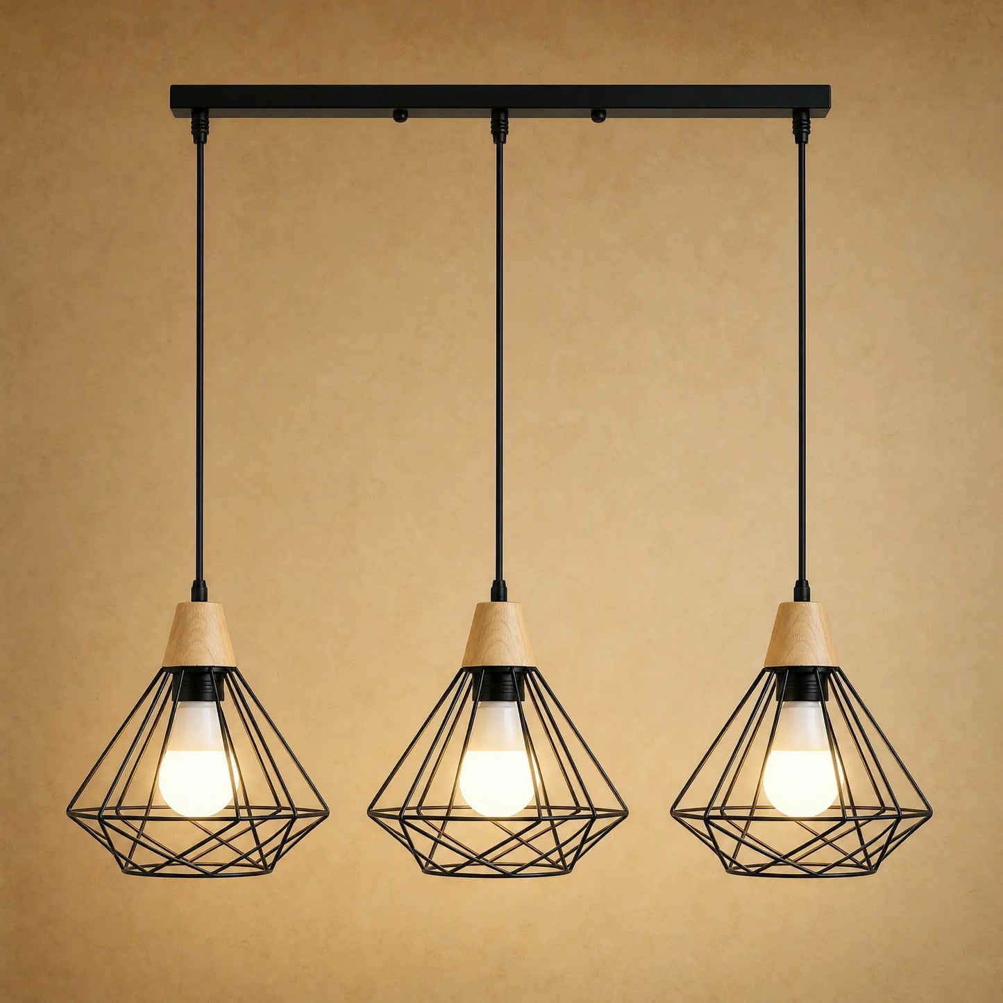 Suspension industrielle 3 têtes alignées, cage diamant en fer noir et bois clair | Delvanie