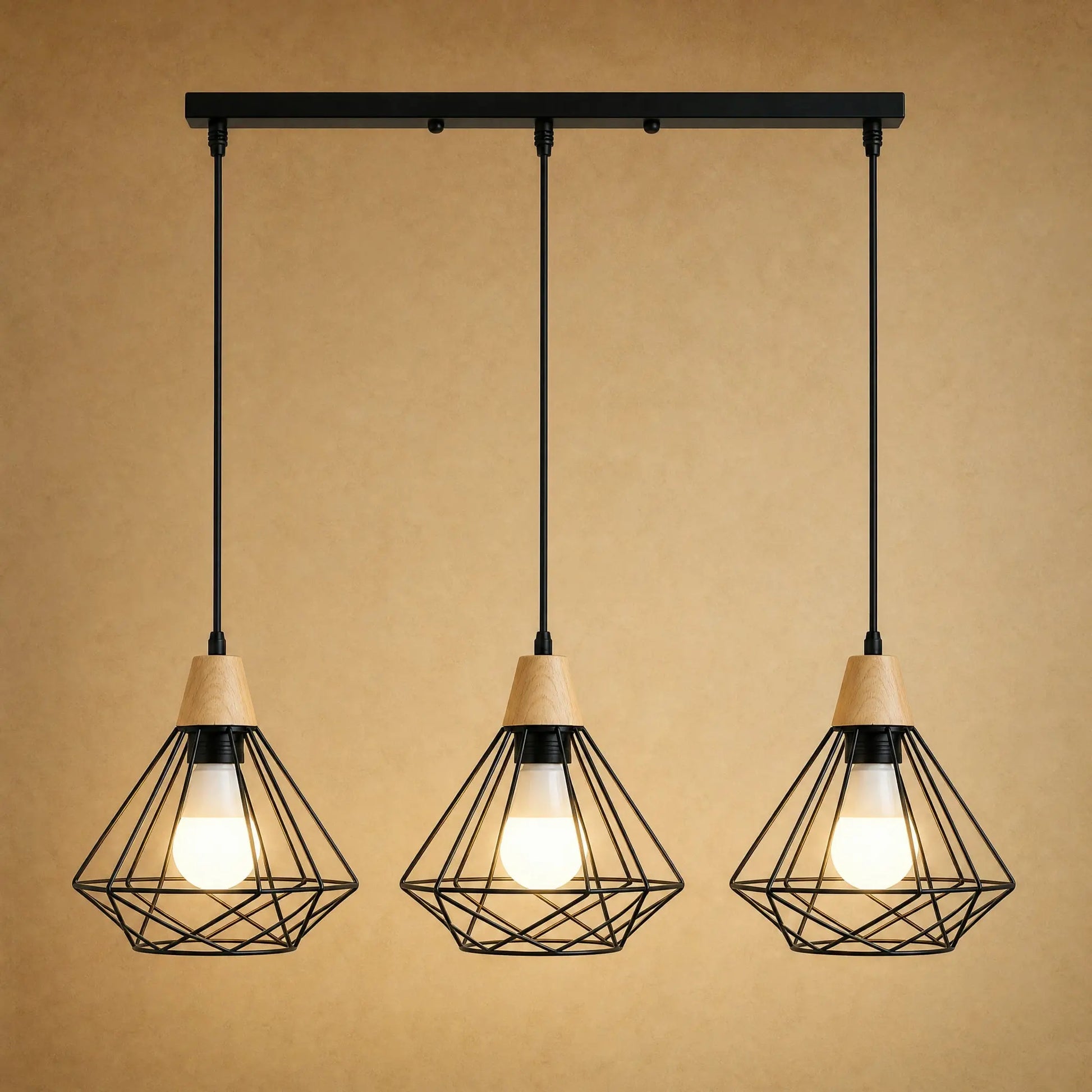 Suspension industrielle 3 têtes alignées, cage diamant en fer noir et bois clair | Delvanie