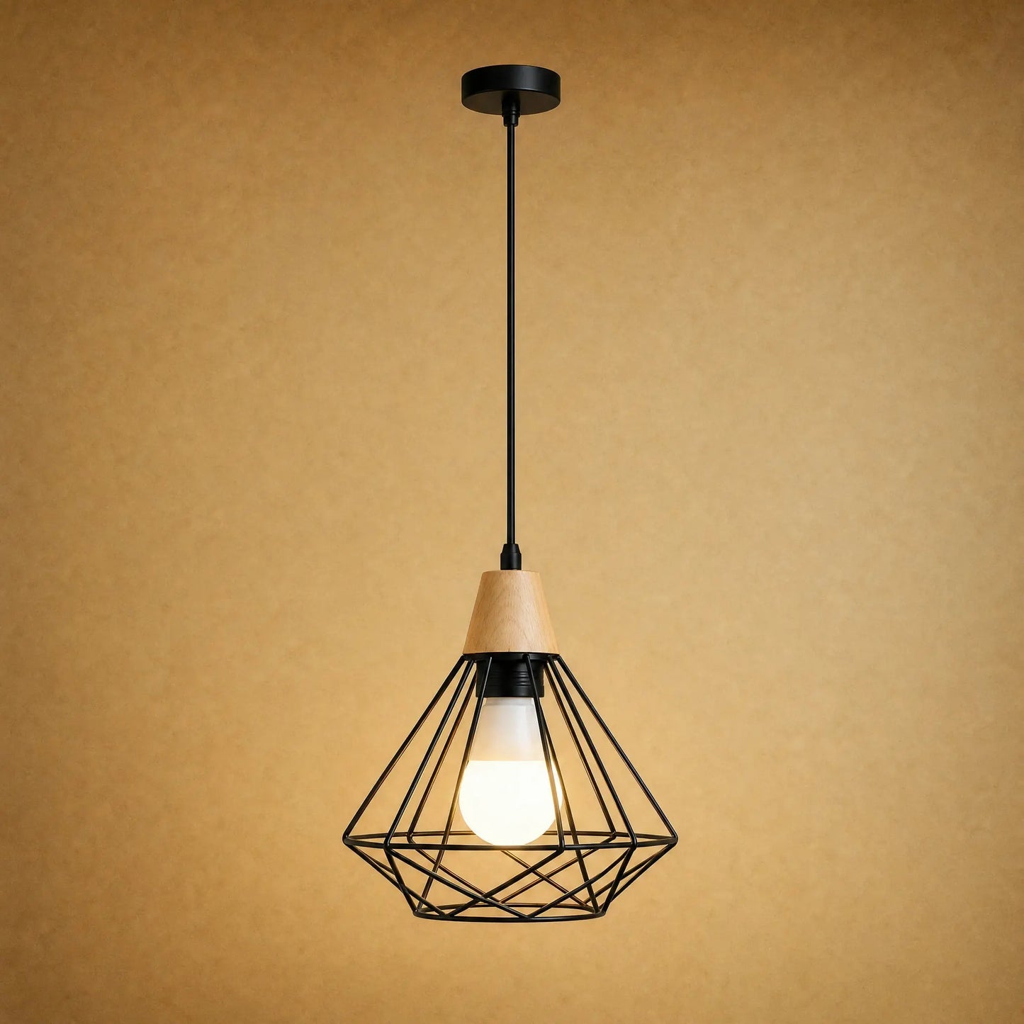 Suspension industrielle 1 tête, cage diamant en fer noir et cône de bois clair | Delvanie