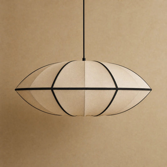 Suspension japonaise en soie Sétaya, packshot du modèle Soucoupe Beige sur fond minéral chaud | Delvanie