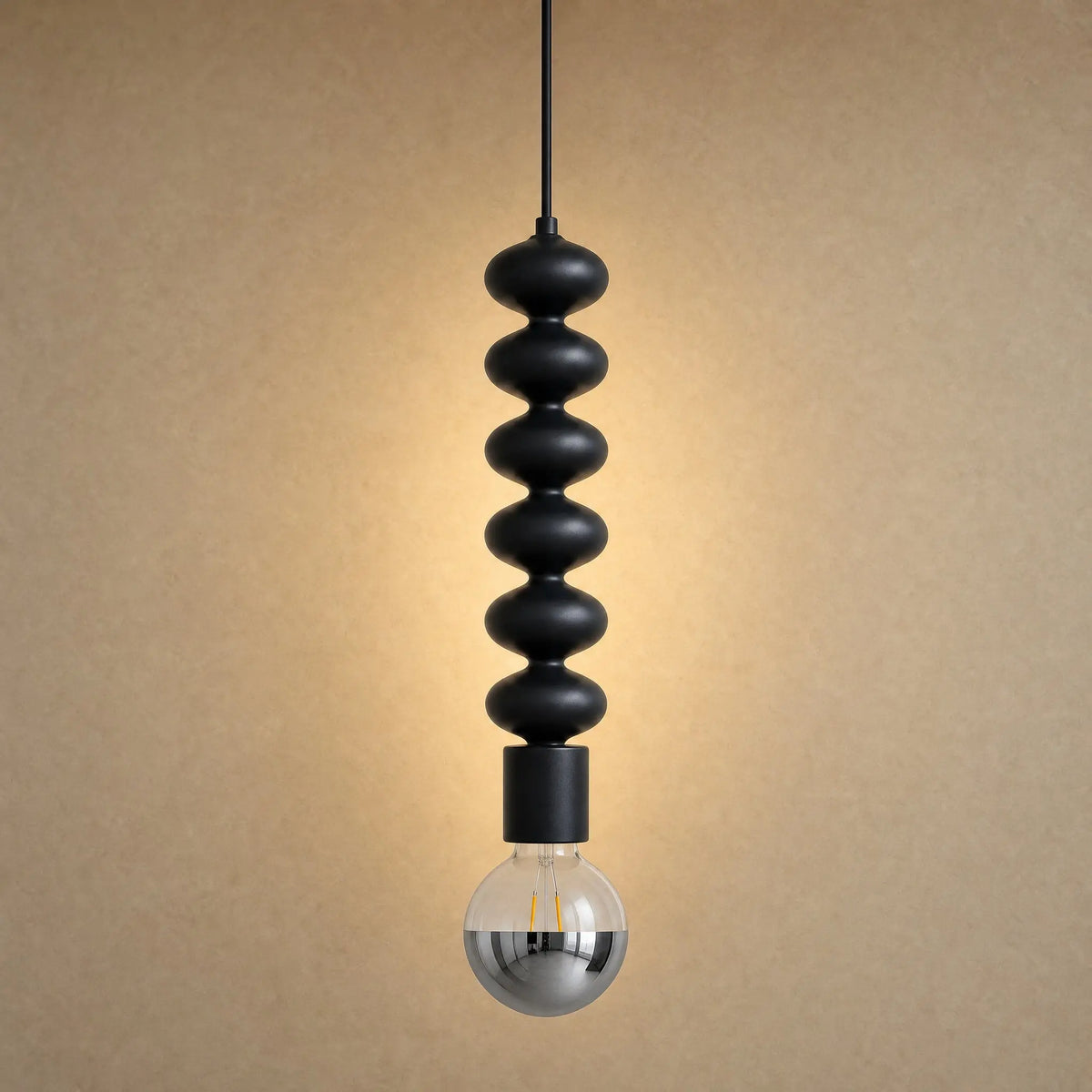 Suspension Tamayu en noir mat avec globe demi-miroir