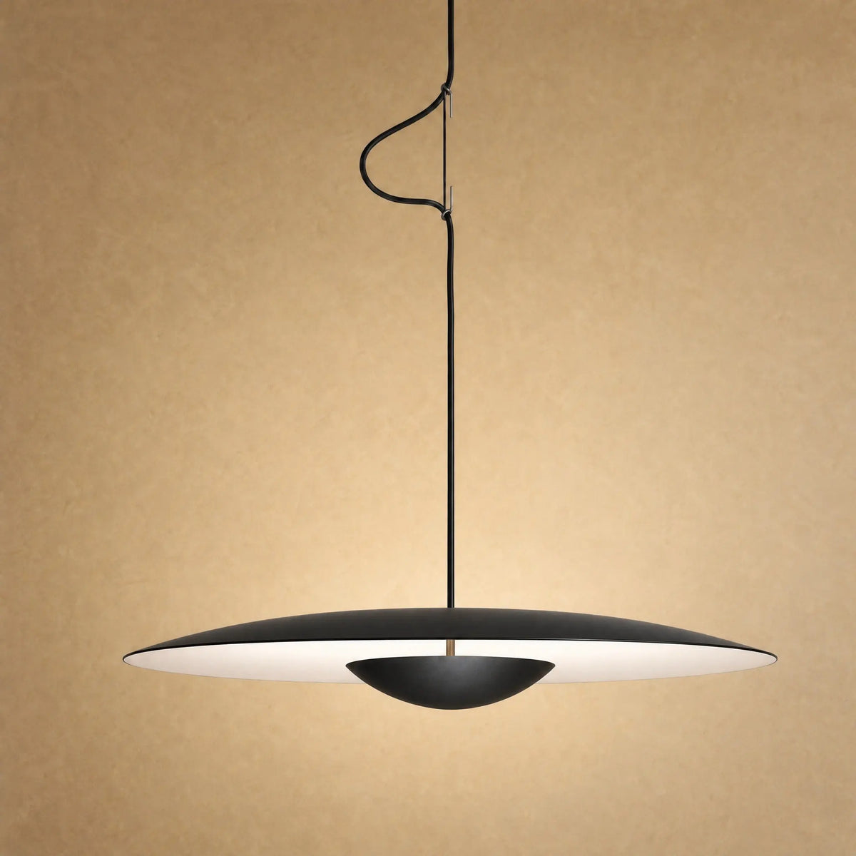 Suspension moderne à disque plat, finition noir mat, coupelle noire centrale sur tige de laiton