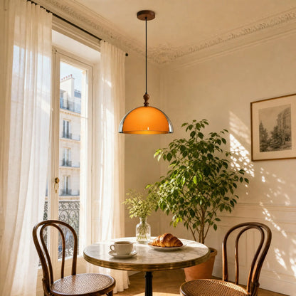 Suspension Talvéa au-dessus d'une petite table de café en marbre, lumière du matin | Delvanie