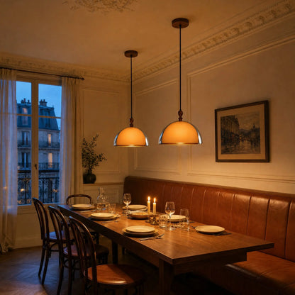 Deux suspensions Talvéa alignées au-dessus d'une grande table, banquette en cuir cognac | Delvanie