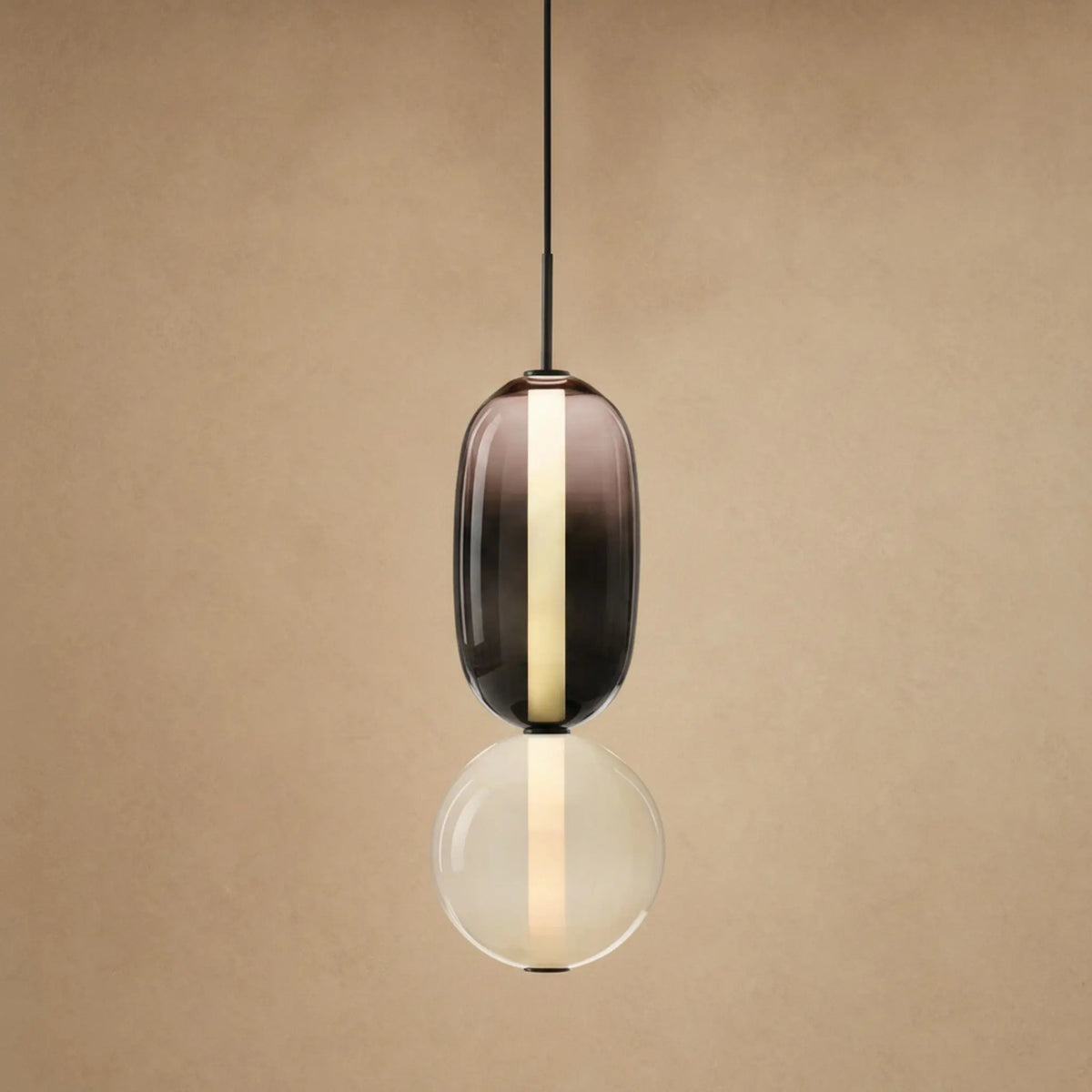 Suspension verre coloré Zuccara, deux perles fumé et crème, hauteur 37 cm