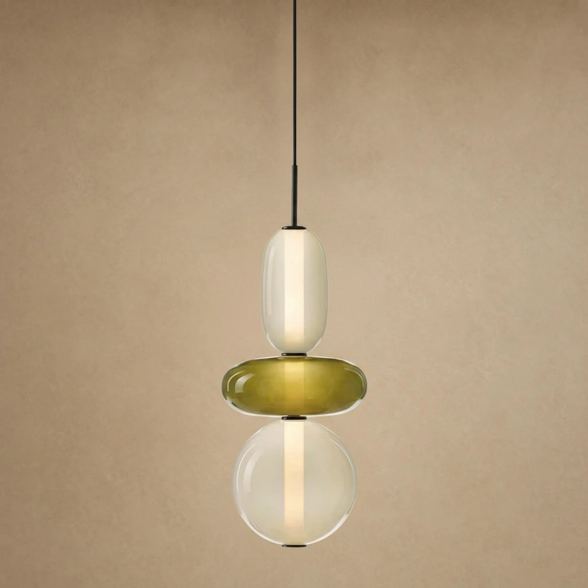 Suspension verre coloré Zuccara, trois perles à galet olive et crème, hauteur 39 cm
