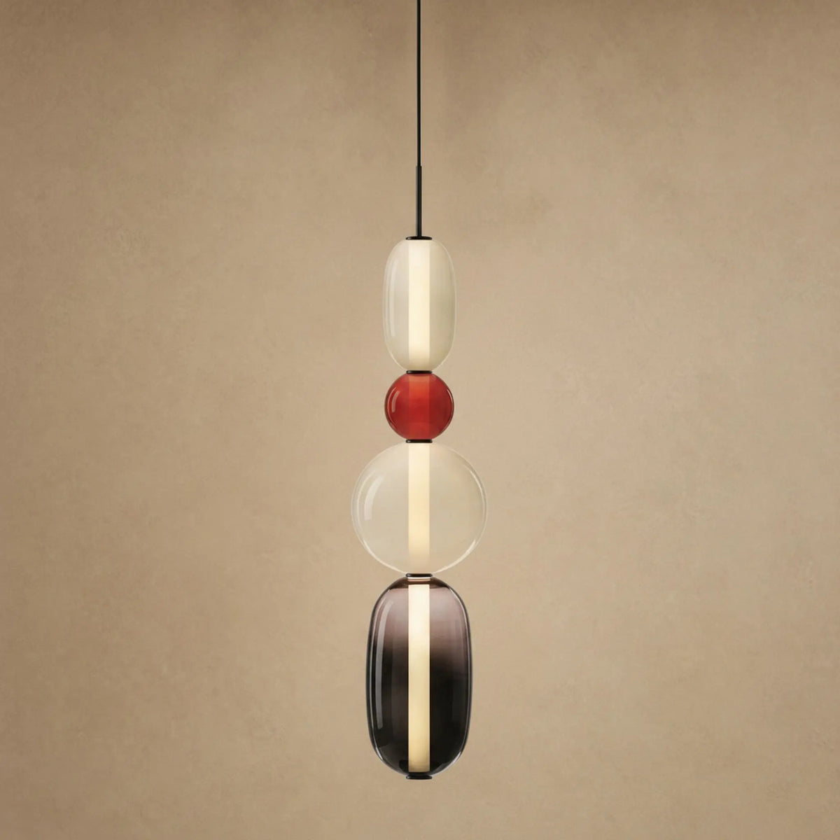 Suspension verre coloré Zuccara, quatre perles à bille rouge et fumé, hauteur 69 cm