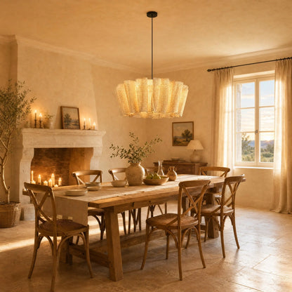 Suspension en tissu Rinaya Ø 80 cm allumée au-dessus d'une table de ferme, salle à manger à cheminée
