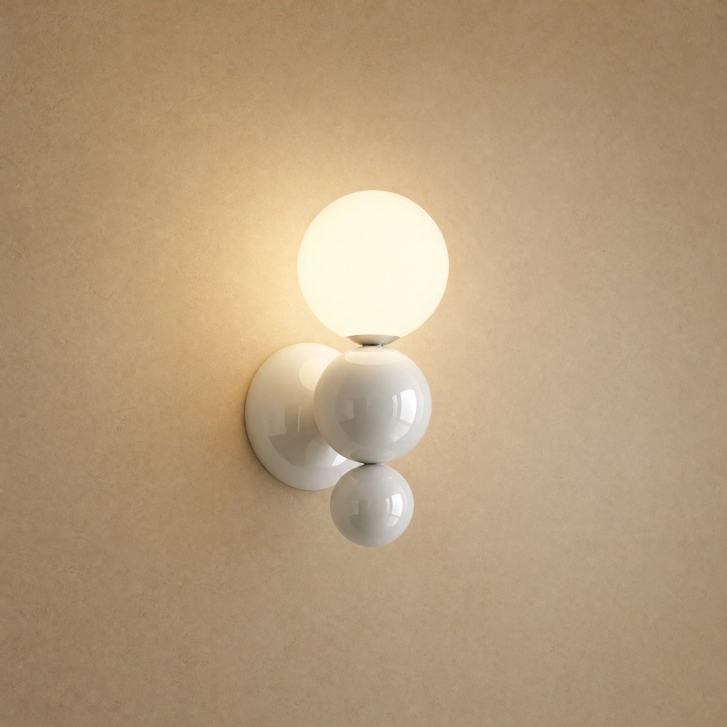 Applique murale boule blanche, grappe de trois billes laquées et globe opale allumé | Delvanie