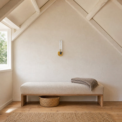 Applique murale cristal 1 lumière éteinte au-dessus d'une banquette de lin, chambre sous combles en plein jour | Delvanie