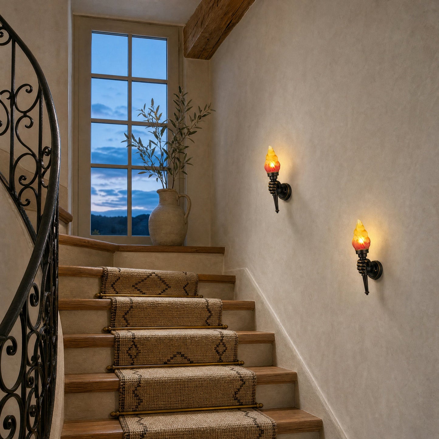 Paire d'appliques murales escalier Rovalis allumées le long d'une montée d'escalier | Delvanie