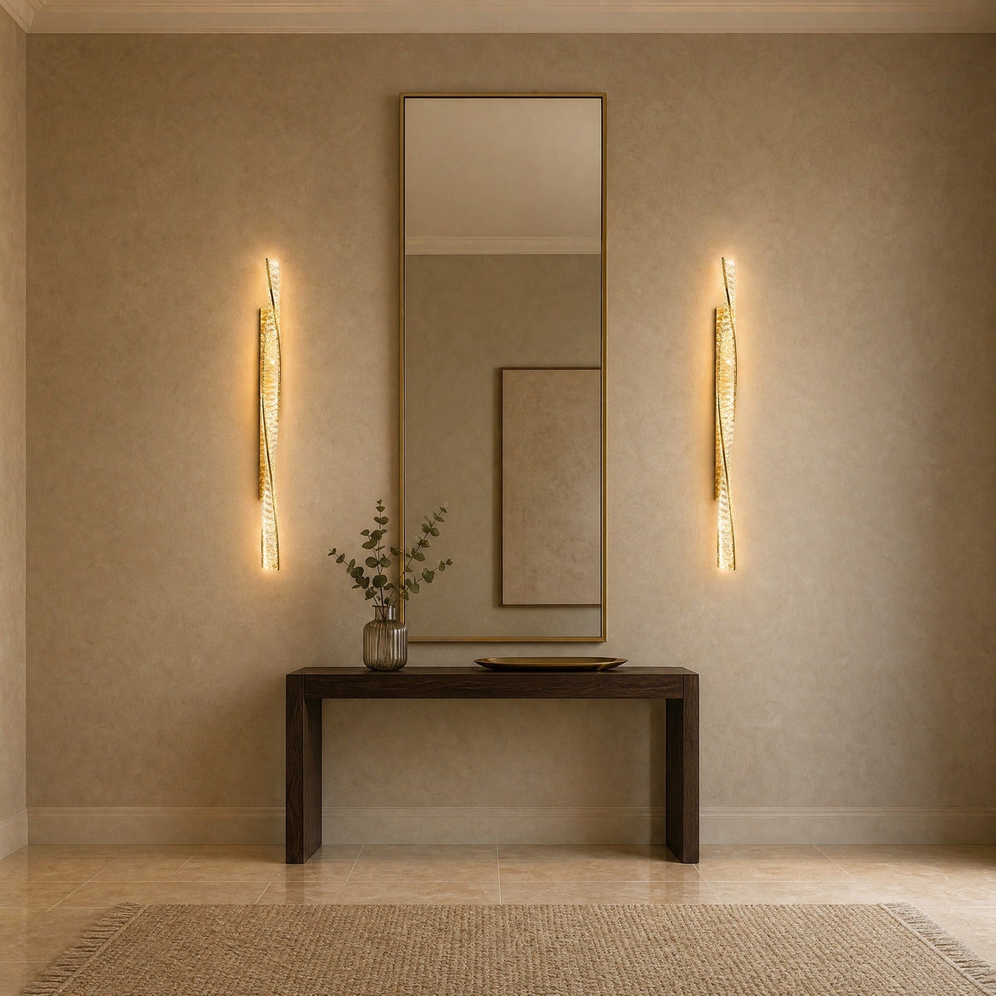 Paire de grandes appliques murales en cristal encadrant un miroir de vestibule | Delvanie
