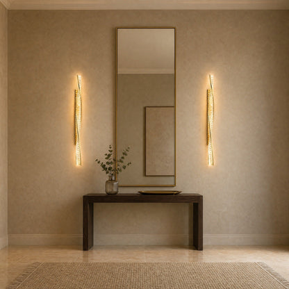 Paire de grandes appliques murales en cristal encadrant un miroir de vestibule | Delvanie
