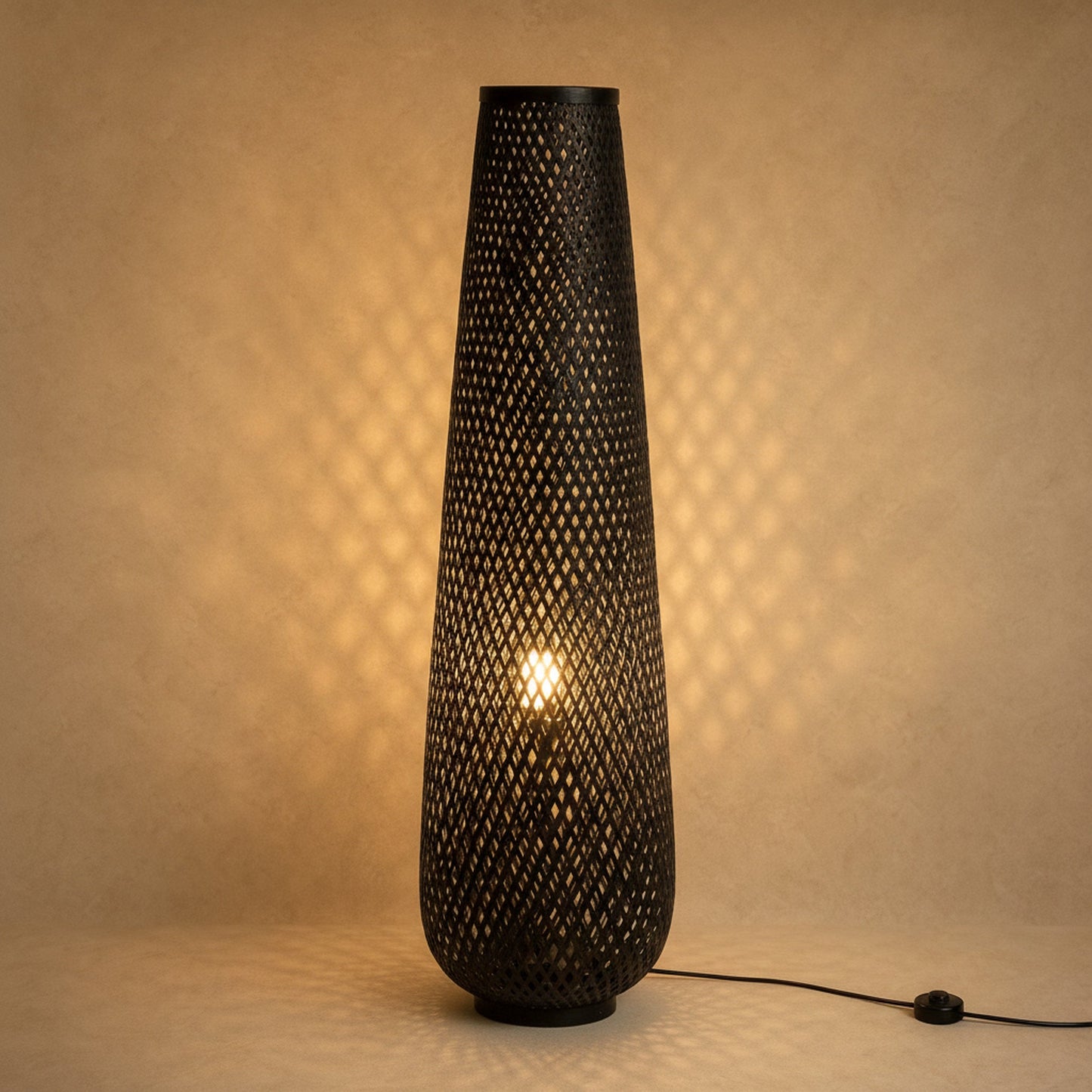 Lampadaire bambou Yanoki finition noire allumé, tressage en résille de losanges | Delvanie