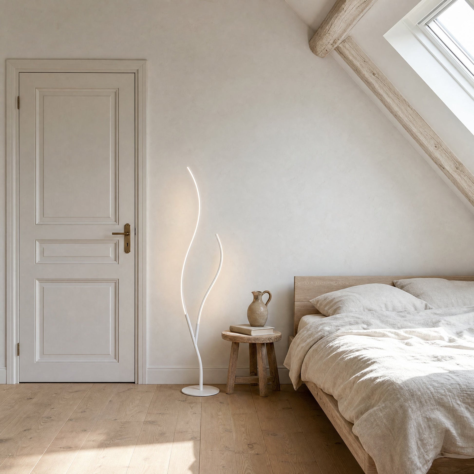 Lampadaire LED Ramillo blanc mat dans une chambre sous combles en plein jour | Delvanie