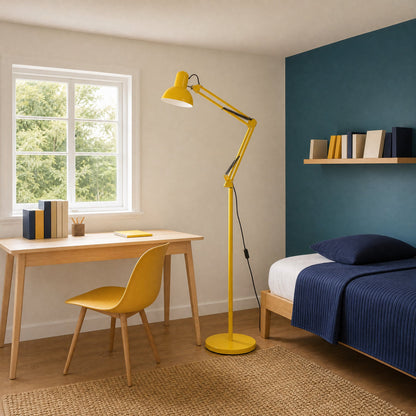 Lampadaire liseuse jaune posé près d'un bureau dans une chambre d'adolescent | Delvanie