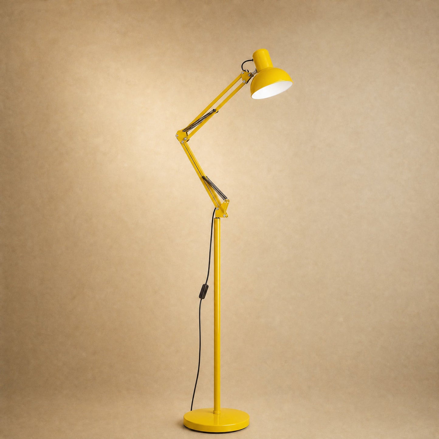 Lampadaire liseuse à bras articulé, coloris jaune laqué | Delvanie
