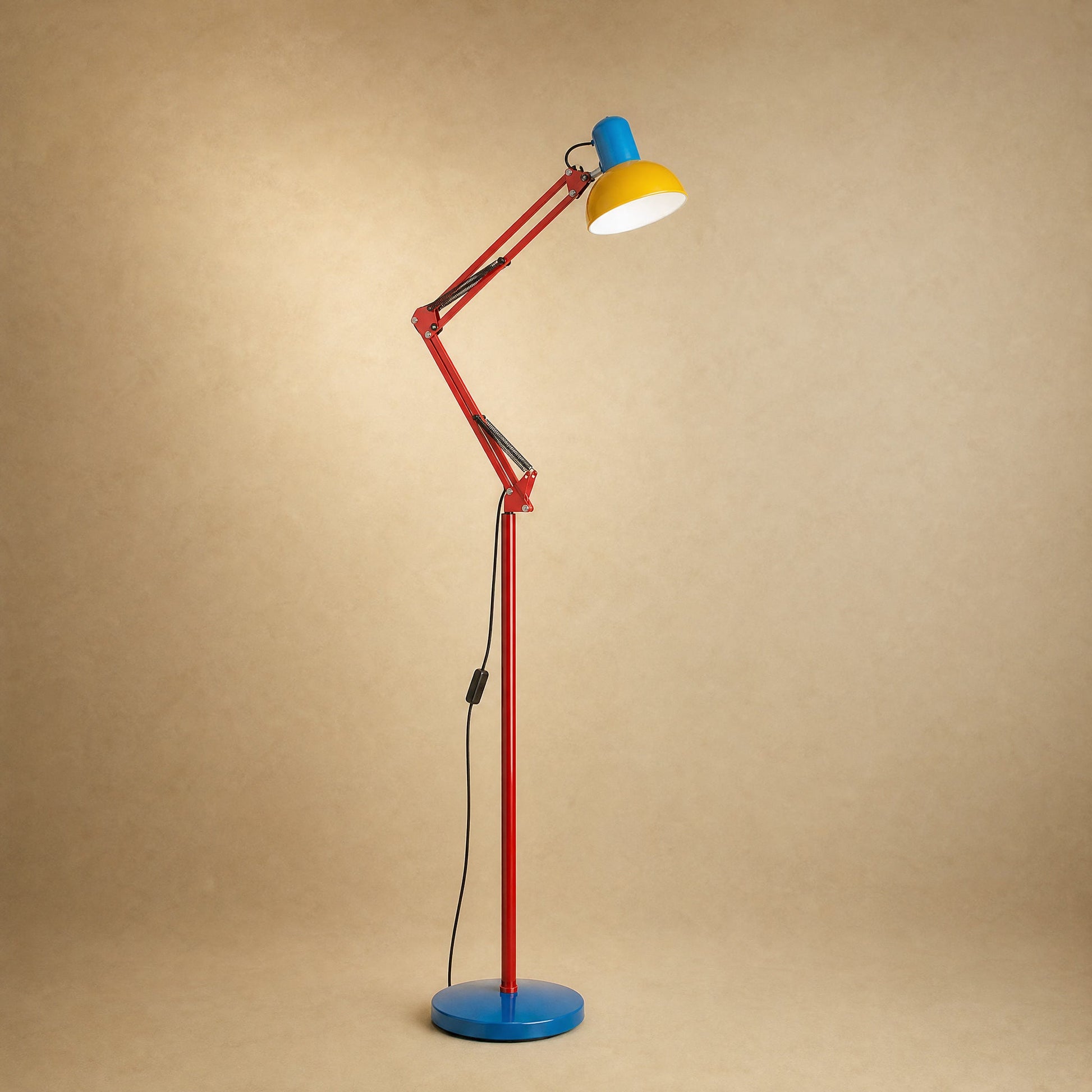 Lampadaire liseuse à bras articulé, version tricolore, fer laqué rouge jaune et bleu | Delvanie