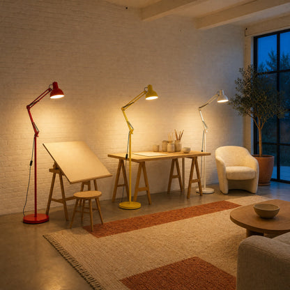 Trois lampadaires liseuse rouge jaune et blanc alignés et allumés dans un séjour atelier | Delvanie