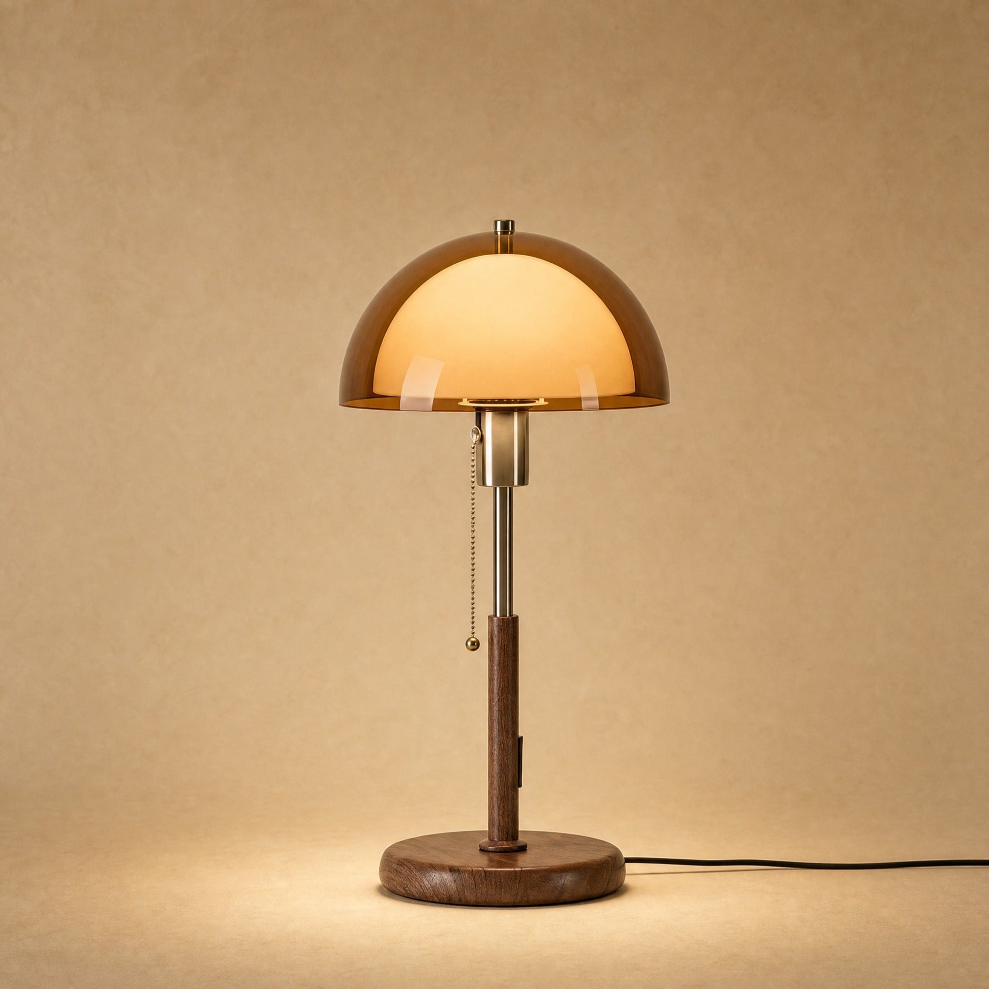 Lampe abat-jour à grande coupole d'ambre allumée, pied de fer à finition noyer | Delvanie