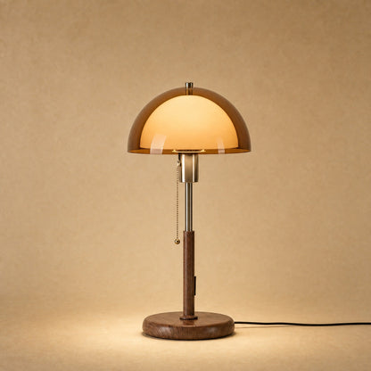 Lampe abat-jour à grande coupole d'ambre allumée, pied de fer à finition noyer | Delvanie