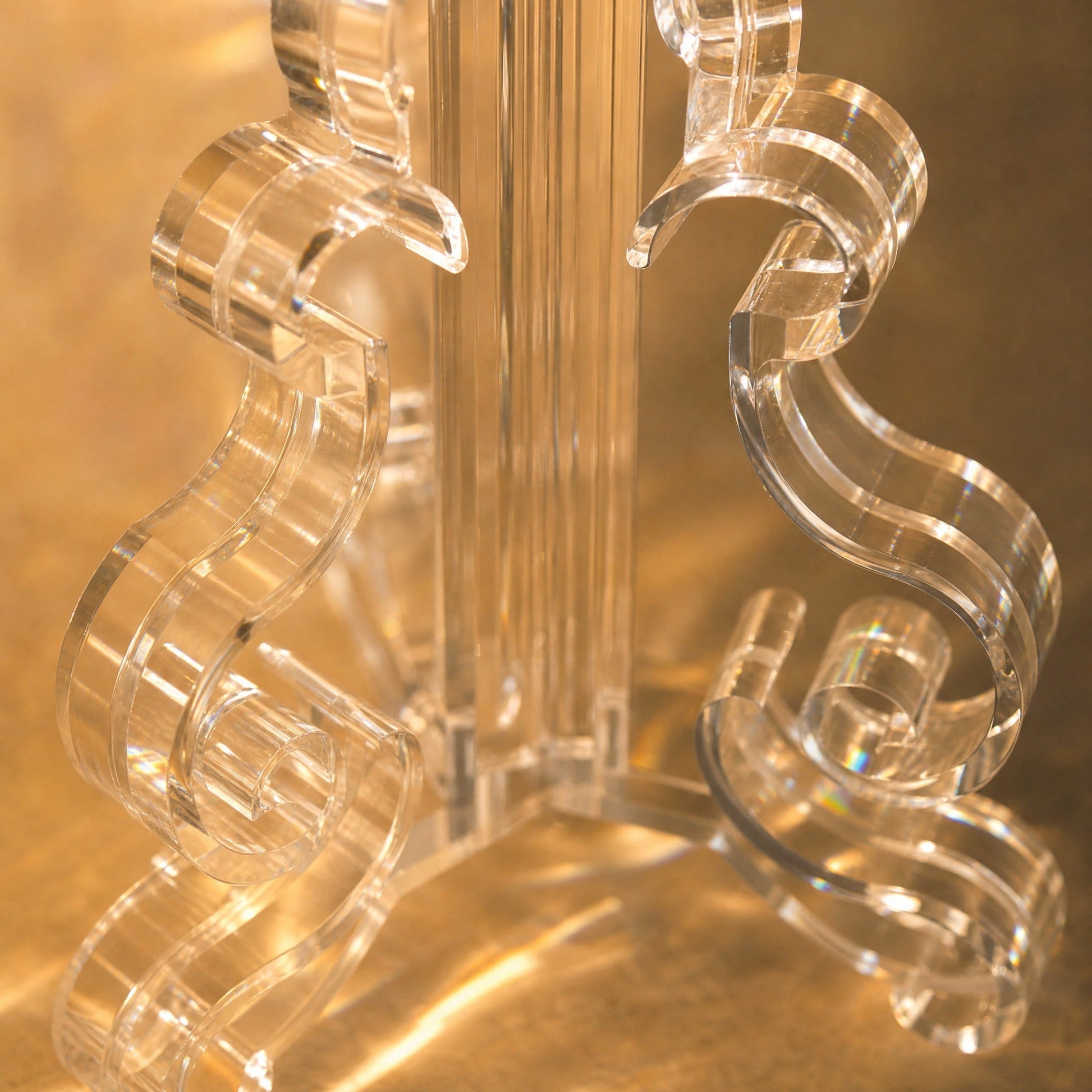 Détail des volutes en acrylique translucide de la colonne de la lampe baroque Rivento | Delvanie