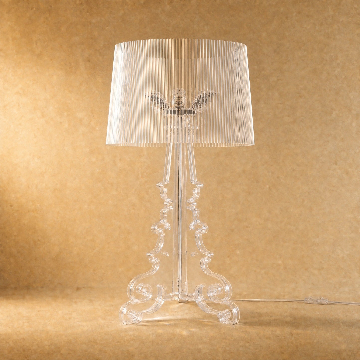 Lampe baroque Rivento en acrylique transparent, colonne à volutes et abat-jour cannelé, vue de face | Delvanie