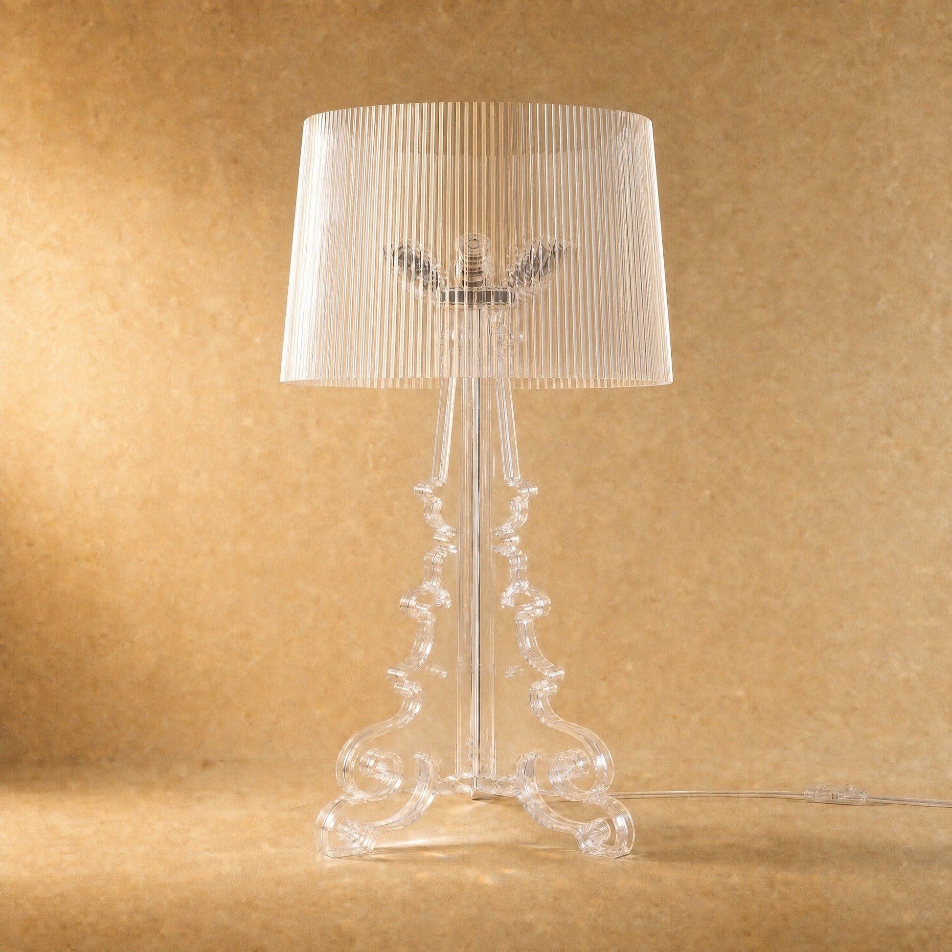 Lampe baroque Rivento en acrylique transparent, colonne à volutes et abat-jour cannelé, vue de face | Delvanie