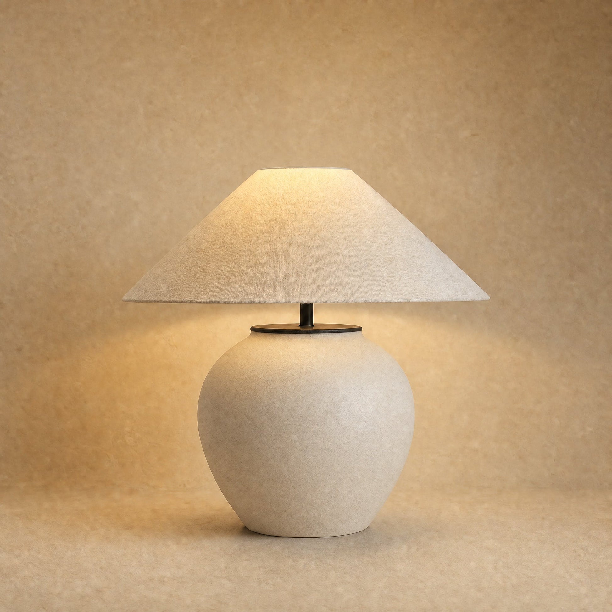 Lampe céramique à poser, jarre blanche mate et large abat-jour écru, allumée | Delvanie