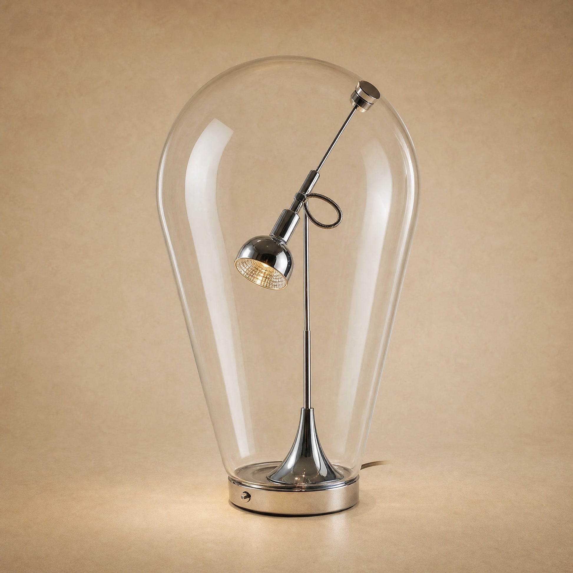 Lampe chromée sous cloche de verre soufflé, projecteur orientable à l'intérieur | Delvanie