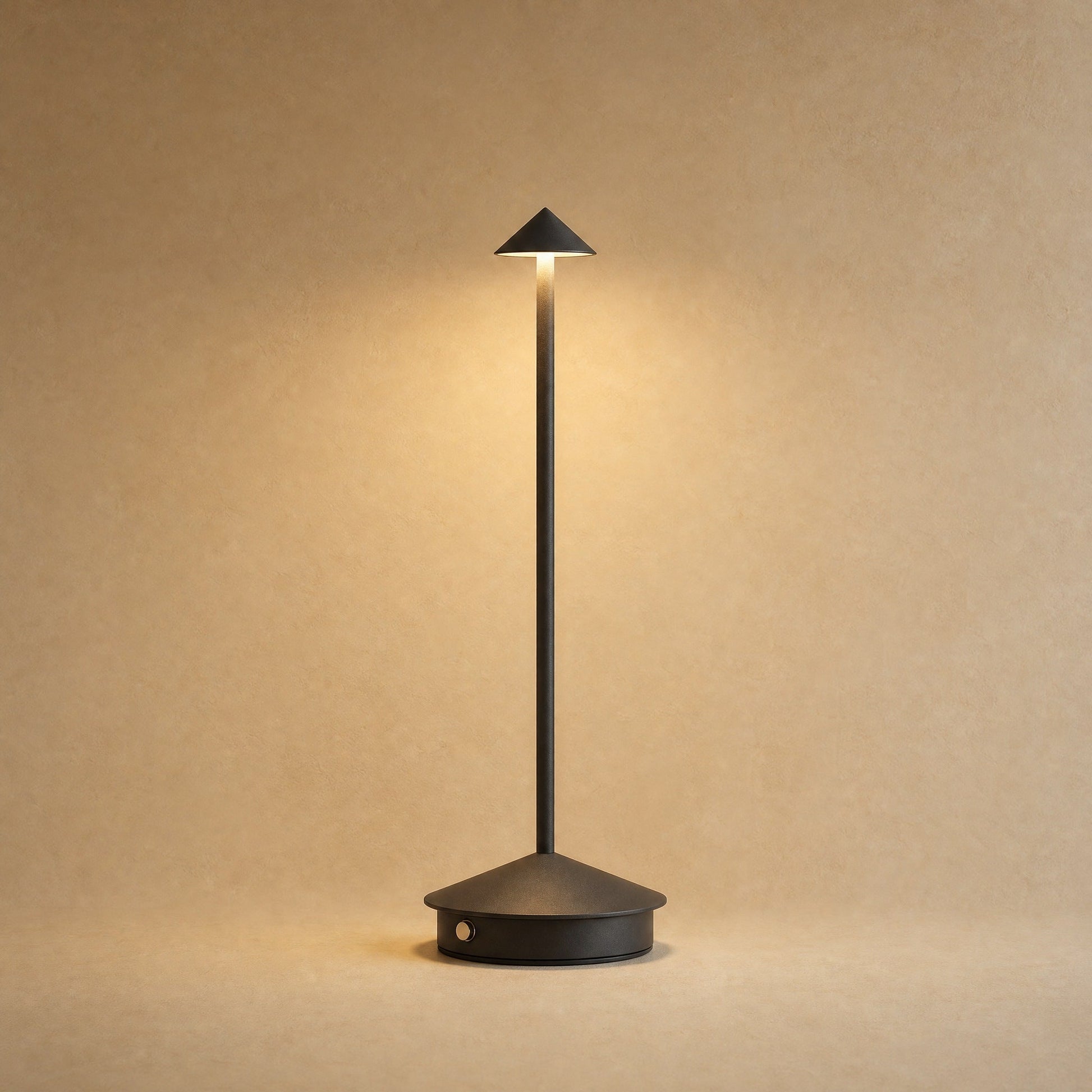 Lampe de table sans fil Yuzano en aluminium noir mat, allumee | Delvanie