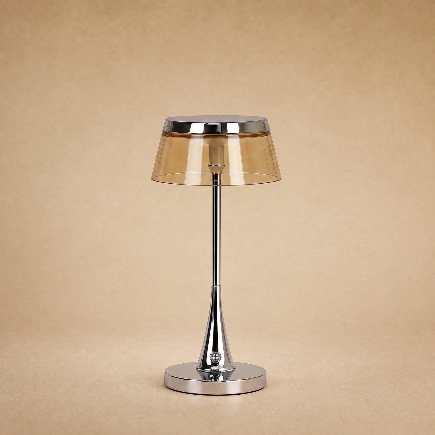 Lampe rechargeable Sévali, abat-jour ambré et couronne chromée | Delvanie
