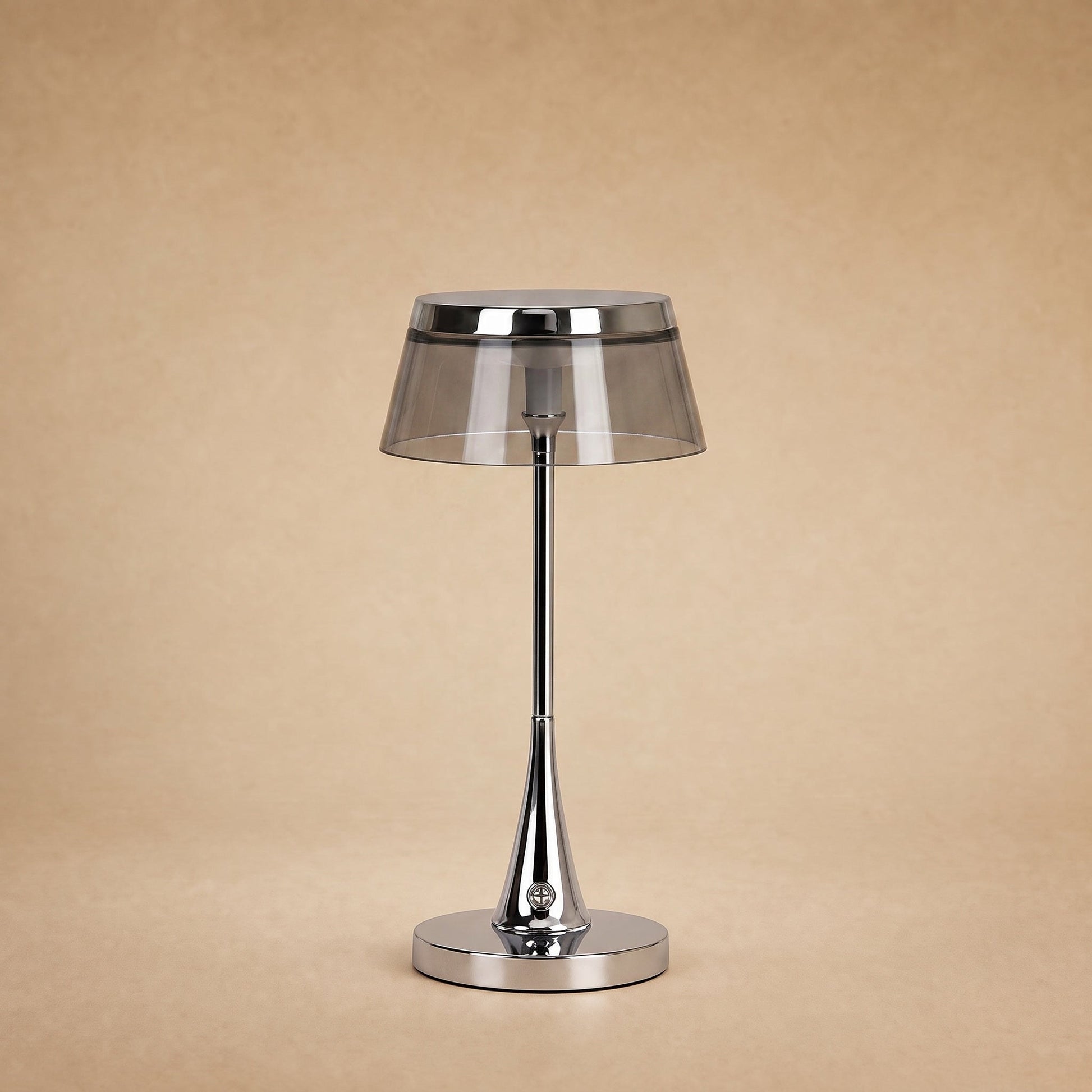 Lampe rechargeable Sévali, abat-jour gris fumé et couronne chromée | Delvanie