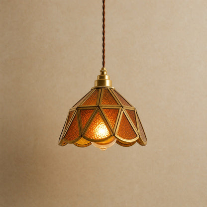 Lampe vitrail Mosaira, corolle en verre ambre sertie de laiton doré à bord festonné | Delvanie
