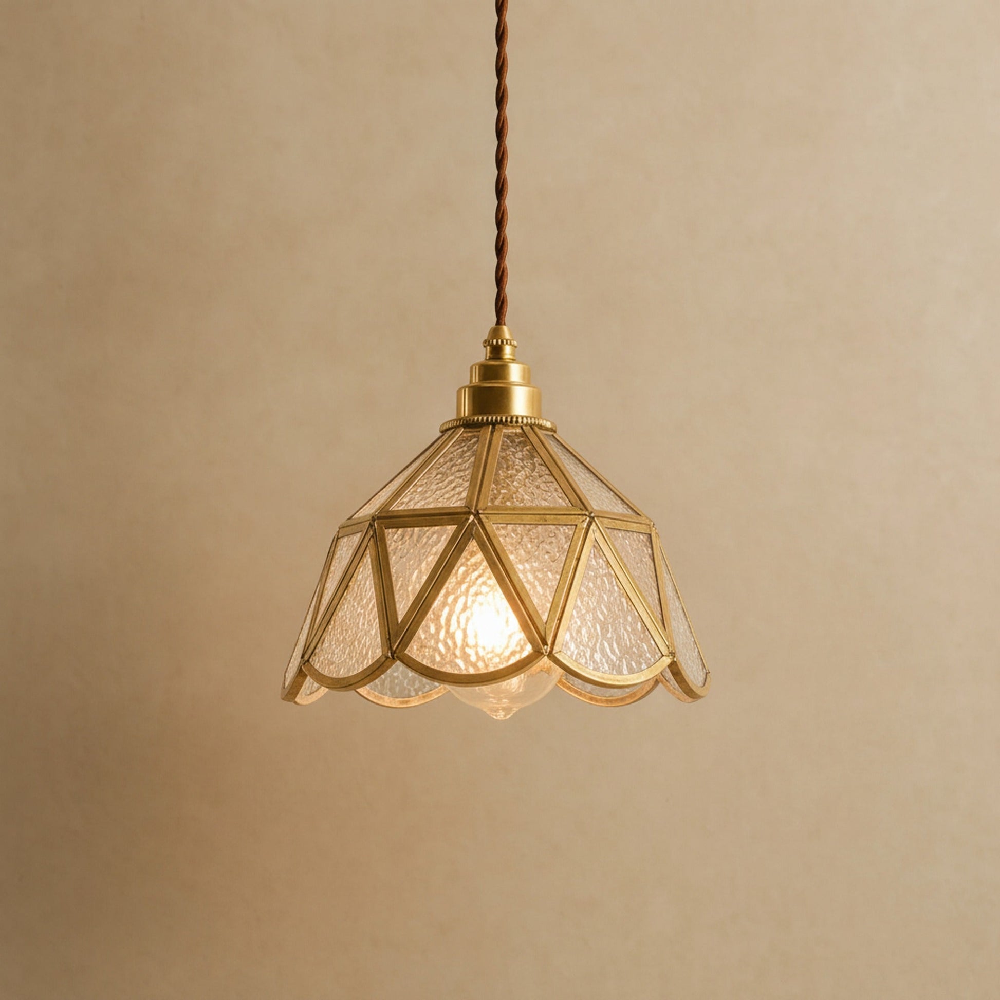 Lampe vitrail Mosaira, corolle en verre transparent texturé sertie de laiton doré | Delvanie