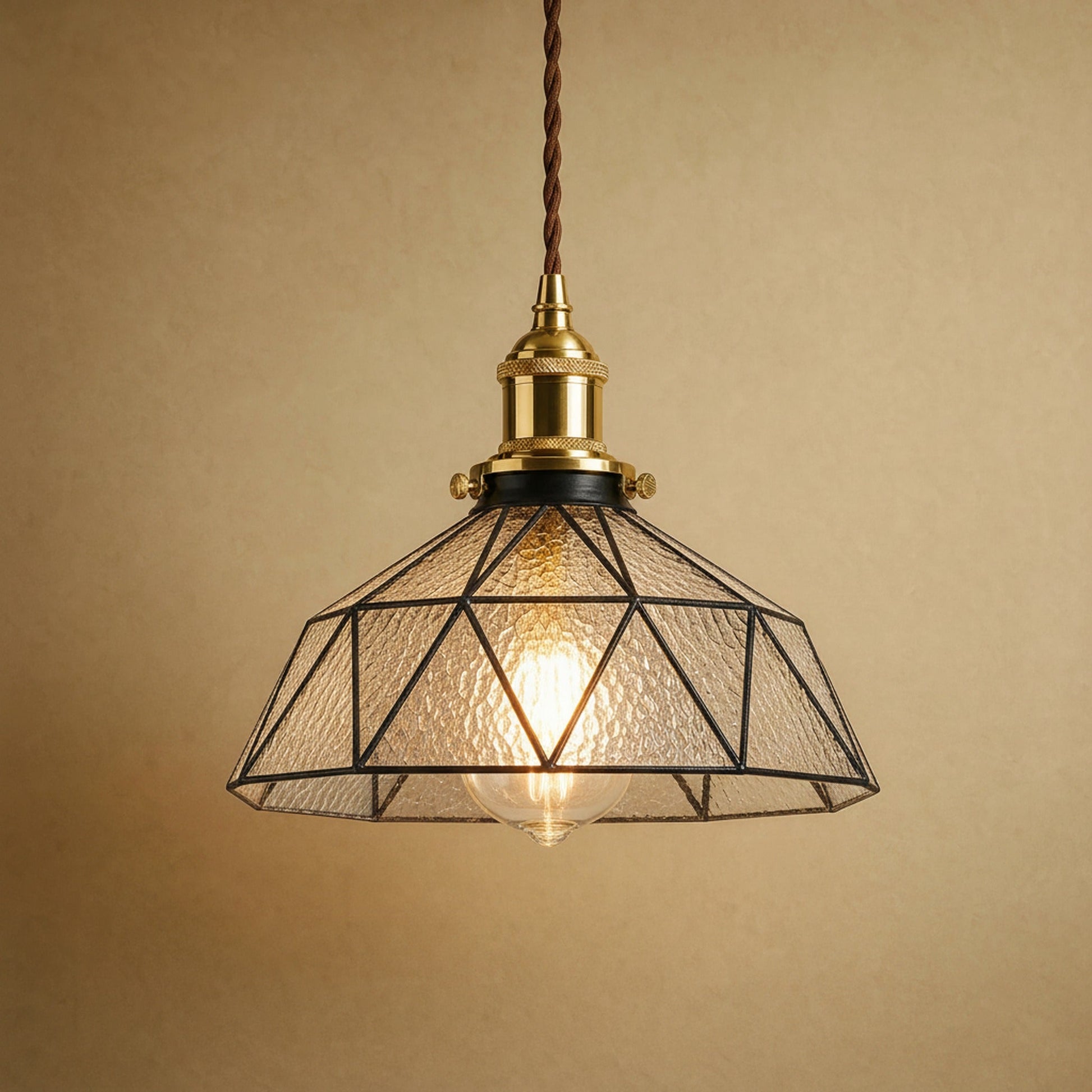 Lampe vitrail Mosaira, coupole facettée en verre transparent texturé et plomb noir | Delvanie