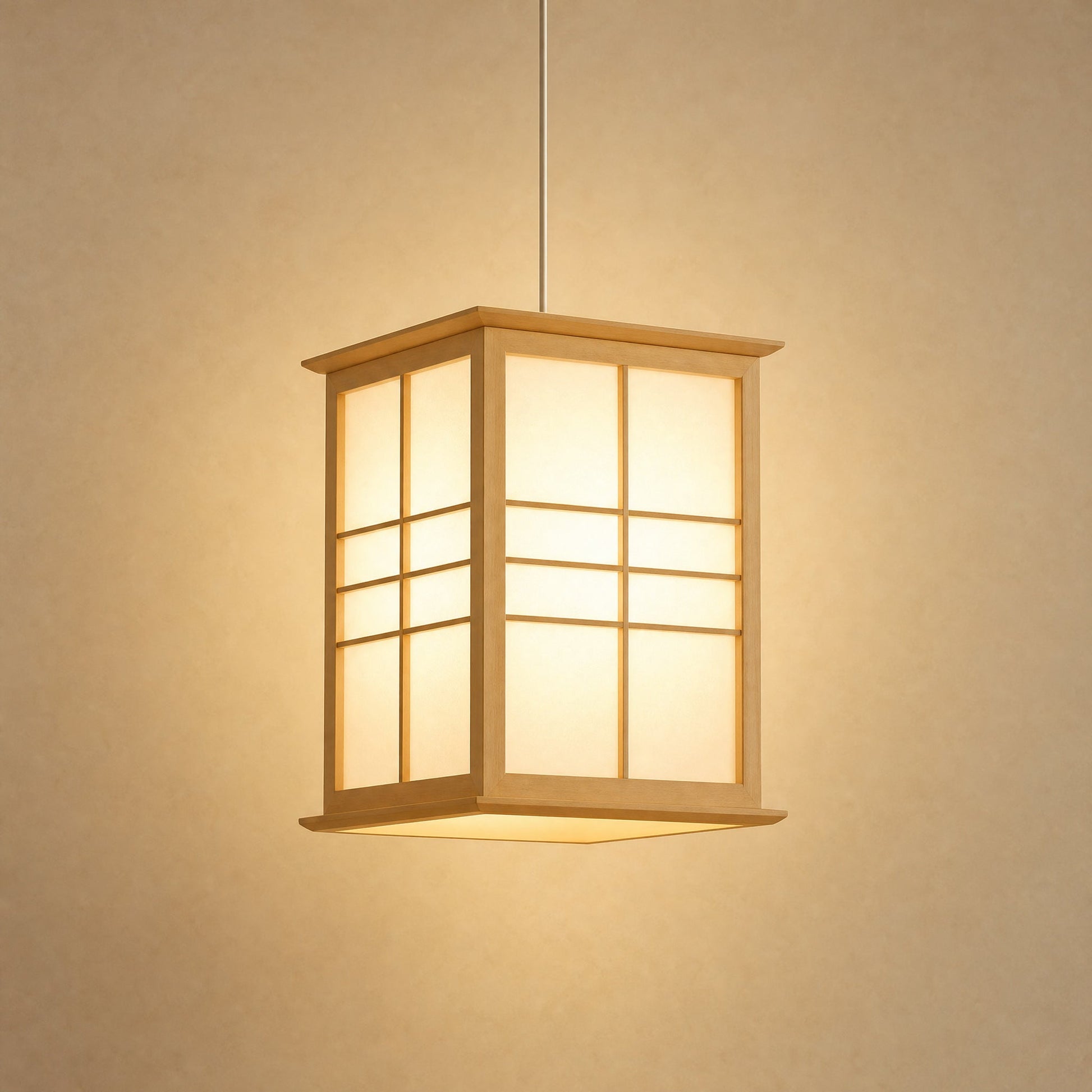 Lanterne japonaise Washiya en pin massif, panneaux shoji, sur fond minéral beige | Delvanie
